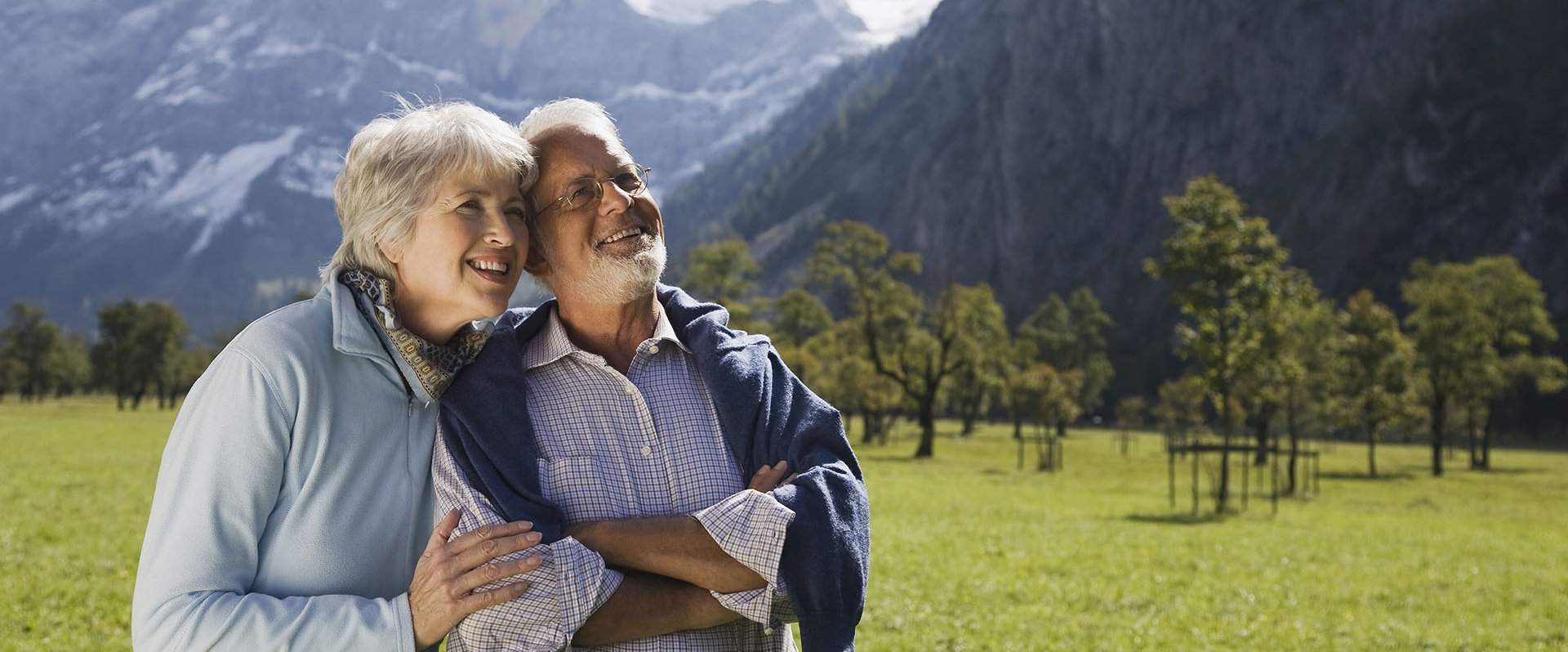 Ein älteres Paar schaut auf einen Berg