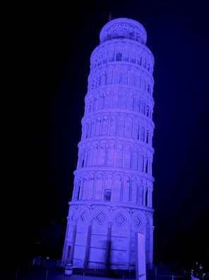 Schiefer Turm von Pisa, lila angestrahlt