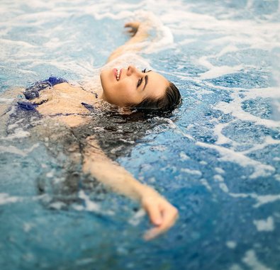 Eine Frau badet in einem Bikini im Wasser